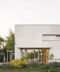 Přízemí se otevírá do zahrady velikými okny, které jsou umístěny na všechny světové strany. (Rodinný dům v Radotíně, Papundekl architekti)