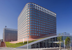 Domy se sídlem radnice v tokijské čtvrti Fussa. Mají živý parter v podobě malých kopců.