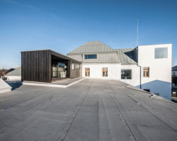 Mjölk architekti, Palmovka Jihlava / Rekonstrukce části průmyslového areálu Jihlavan, pohled na dřevěnou přístavbu kuchyňky, toalet a terasy – foto