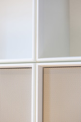 Původní kazety byly hlavní inspirací pro koncepci řešení detailů nově navrženého vestavěného nábytku ve všech místnostech. (Byt na nábřeží, DDAANN)