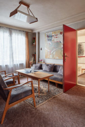 V obývacím pokoji zůstalo původní vybavení, jeho součástí bude i po rekonstrukci domu.