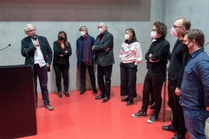 Zleva děkan Ladislav Lábus, tajemnice Jana Tóthová, architekt Tomáš Koumar, bývalý děkan Zdeněk Zavřel, scénáristka Karolína Vránková, scénárista Matěj Beránek, architekt Lukáš Ehl, režisér a producent Jiří Kout