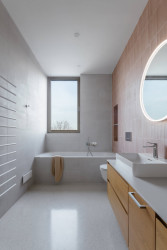 Koupelna (RD v Benešově; Ateliér VAS)