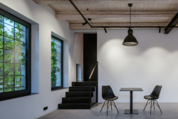 Pohled do víceúčelového prostoru (Konverze Pípalova malířství v Humpolci; MA Studio)