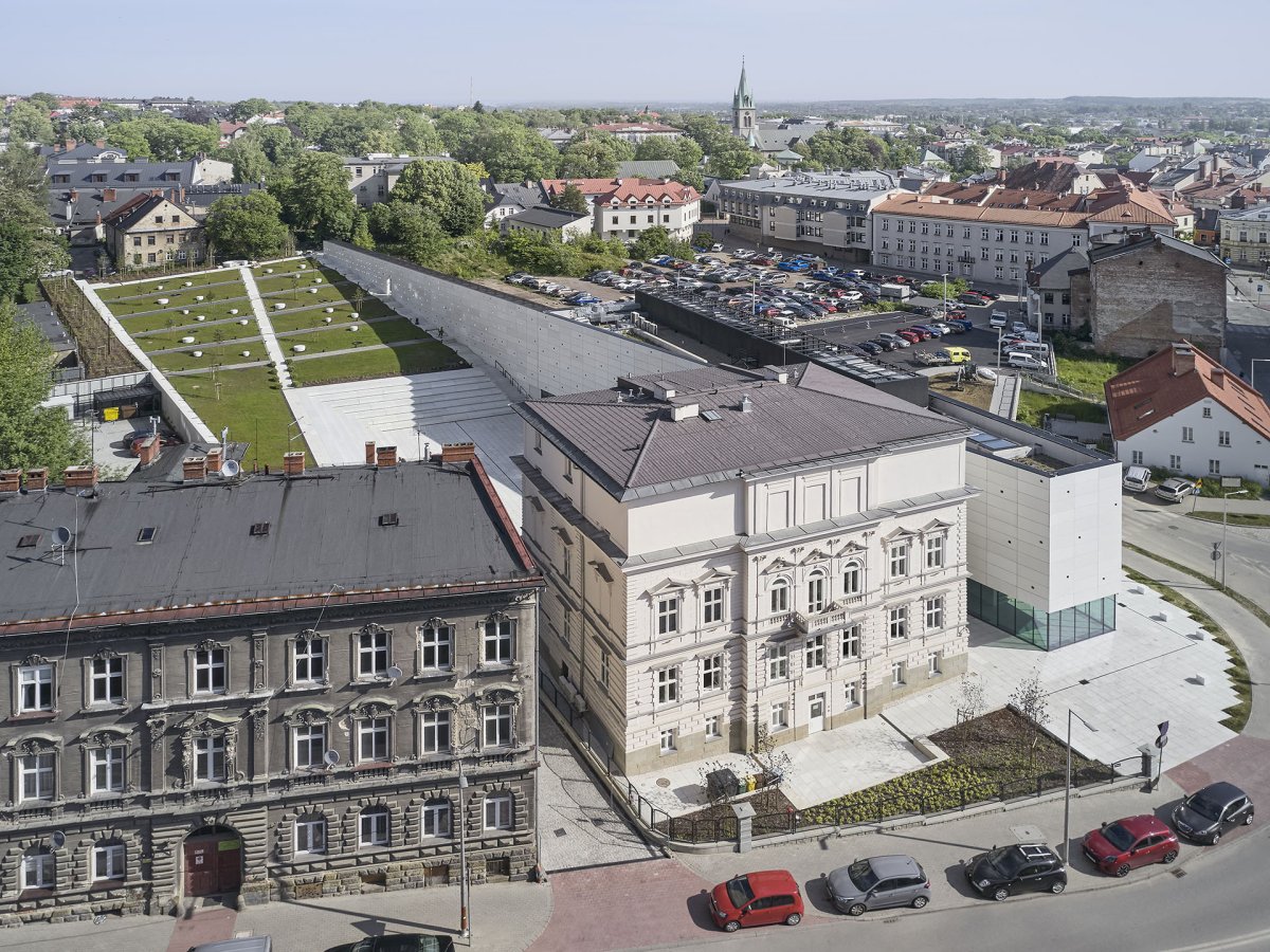 Nizio Design International navrhlo rekonstrukci domu z 19. století, vedlejší novostavbu a veřejný prostor. (Interaktivním centru pohádek a animace OKO v Bílsko-Bělé v Polsku, Nizio Design International)