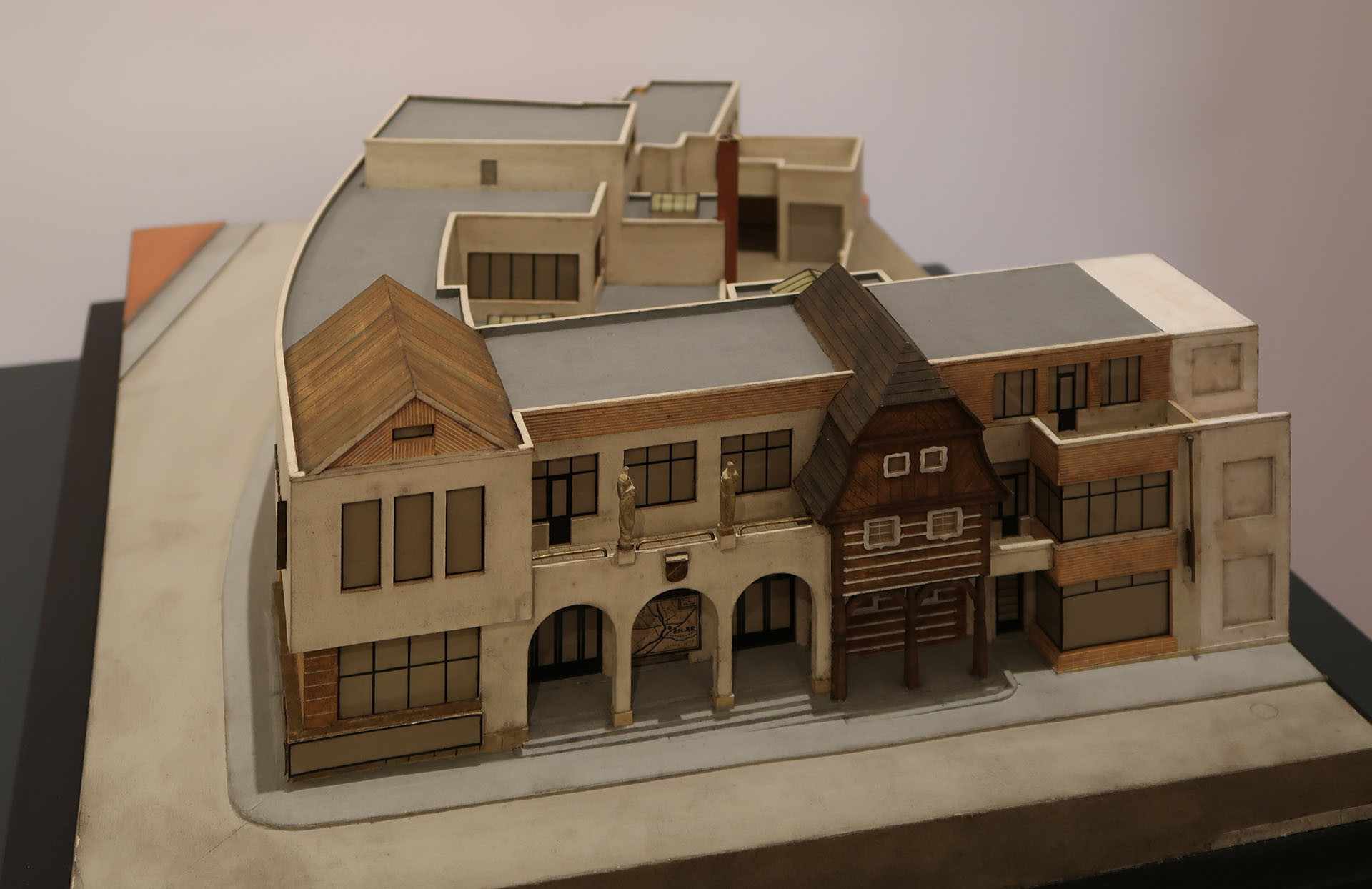 Jindřich Freiwald – Jaroslav Böhm, model městské spořitelny v Železném Brodě se zabudovaným roubeným domem Klemencovsko, 1934. Z výstavy Boj o malé město