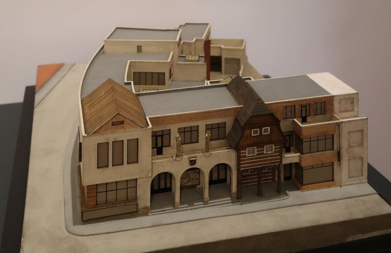 Jindřich Freiwald – Jaroslav Böhm, model městské spořitelny v Železném Brodě se zabudovaným roubeným domem Klemencovsko, 1934. Z výstavy Boj o malé město
