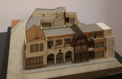 Jindřich Freiwald – Jaroslav Böhm, model městské spořitelny v Železném Brodě se zabudovaným roubeným domem Klemencovsko, 1934. Z výstavy Boj o malé město