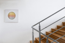 Do patra vede schodiště s pozinkovaným zábradlím (Rekonstrukce domu na Břevnově; Mimosa architekti)