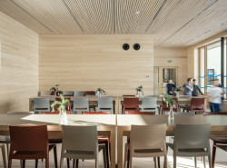 Jídelna podle návrhu Nikoly Tomkové rozšiřuje budovu základní školy ve Vyžlovce