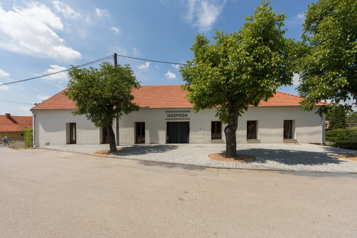 Rekonstrukce hospody se sálem v Máslovicích od bod architekti