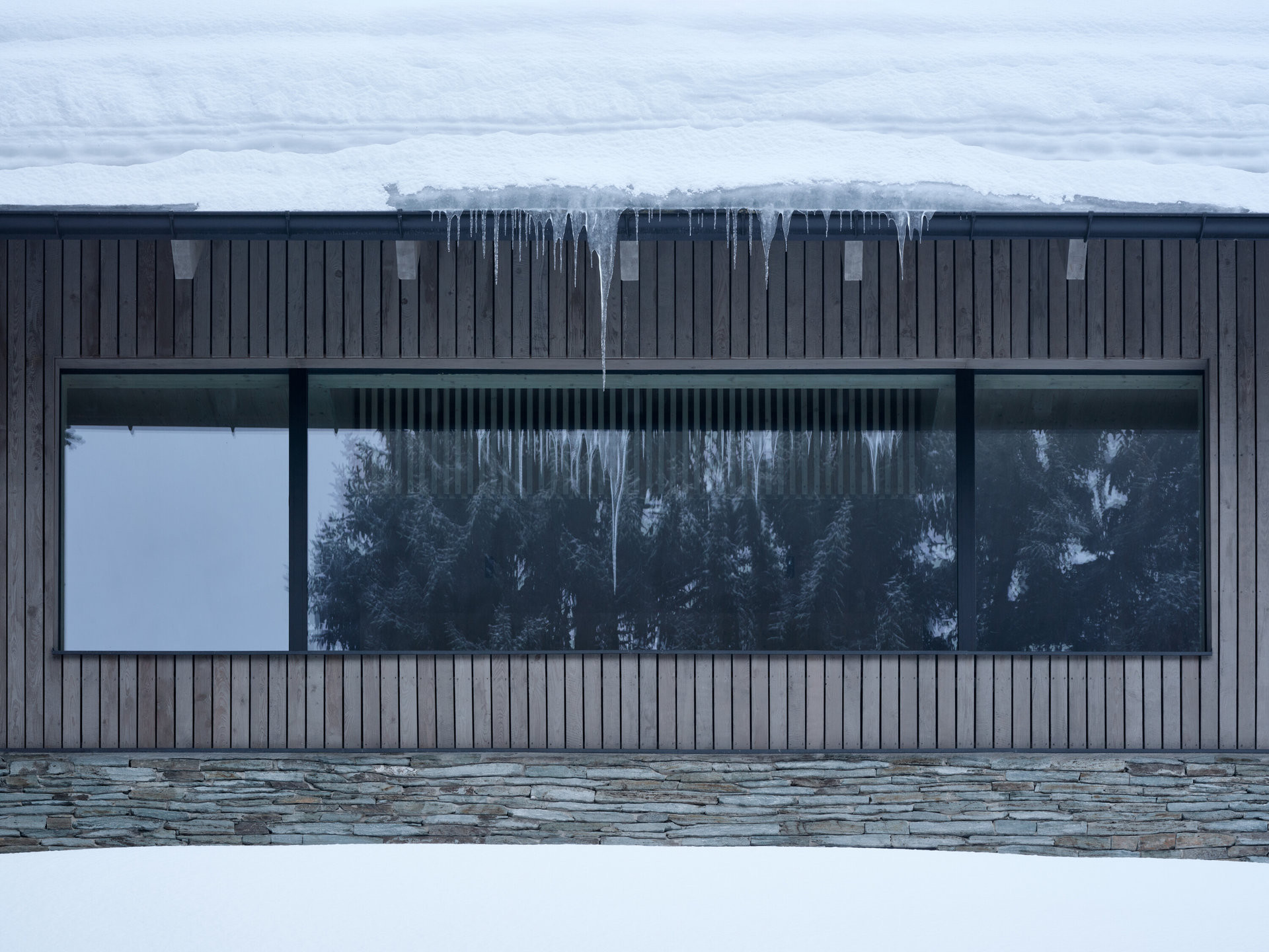 Architekti se ale nebránili ani čistě současným motivům – jedním z nich je pásové okno. (Chalupa Na Kukačkách; edit! architects)