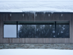 Architekti se ale nebránili ani čistě současným motivům – jedním z nich je pásové okno. (Chalupa Na Kukačkách; edit! architects)