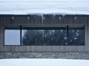 Architekti se ale nebránili ani čistě současným motivům – jedním z nich je pásové okno. (Chalupa Na Kukačkách; edit! architects)