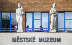 Sochy na průčelí. Ženu vytvořil Ladislav Přenosil, muže - skláře Jaroslav Brychta. Ten začal v Železném Brodě dělat skleněné figurky. (Rekonstrukce Městského muzea v Železném Brodě, studio Majatory)