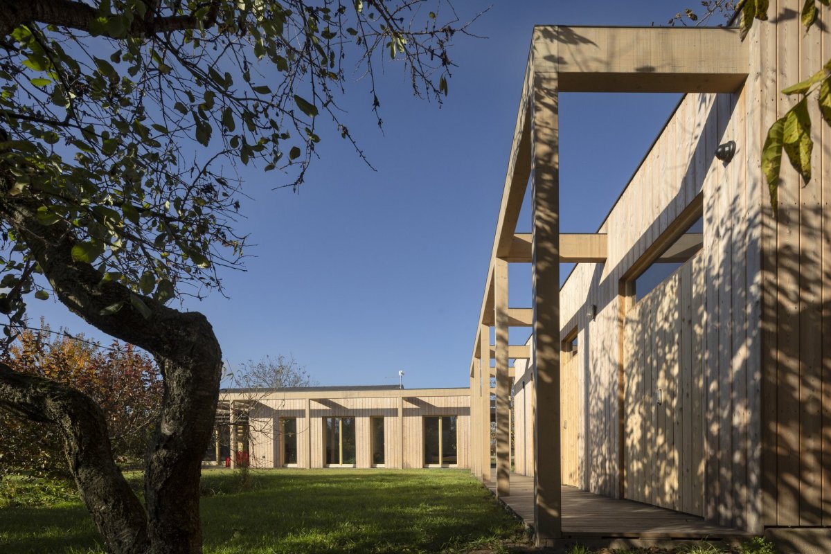 Med Pavlík architekti navrhli úsporný rodinný dům v sadu na Pardubicku