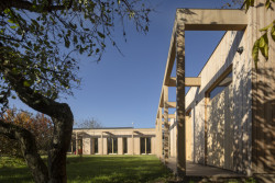 Med Pavlík architekti navrhli úsporný rodinný dům v sadu na Pardubicku