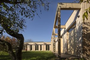 Med Pavlík architekti navrhli úsporný rodinný dům v sadu na Pardubicku