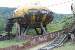 UFO Village - kolonie opuštěných kopií Futuro a Venturo Houses na severu Tchaj-wanu