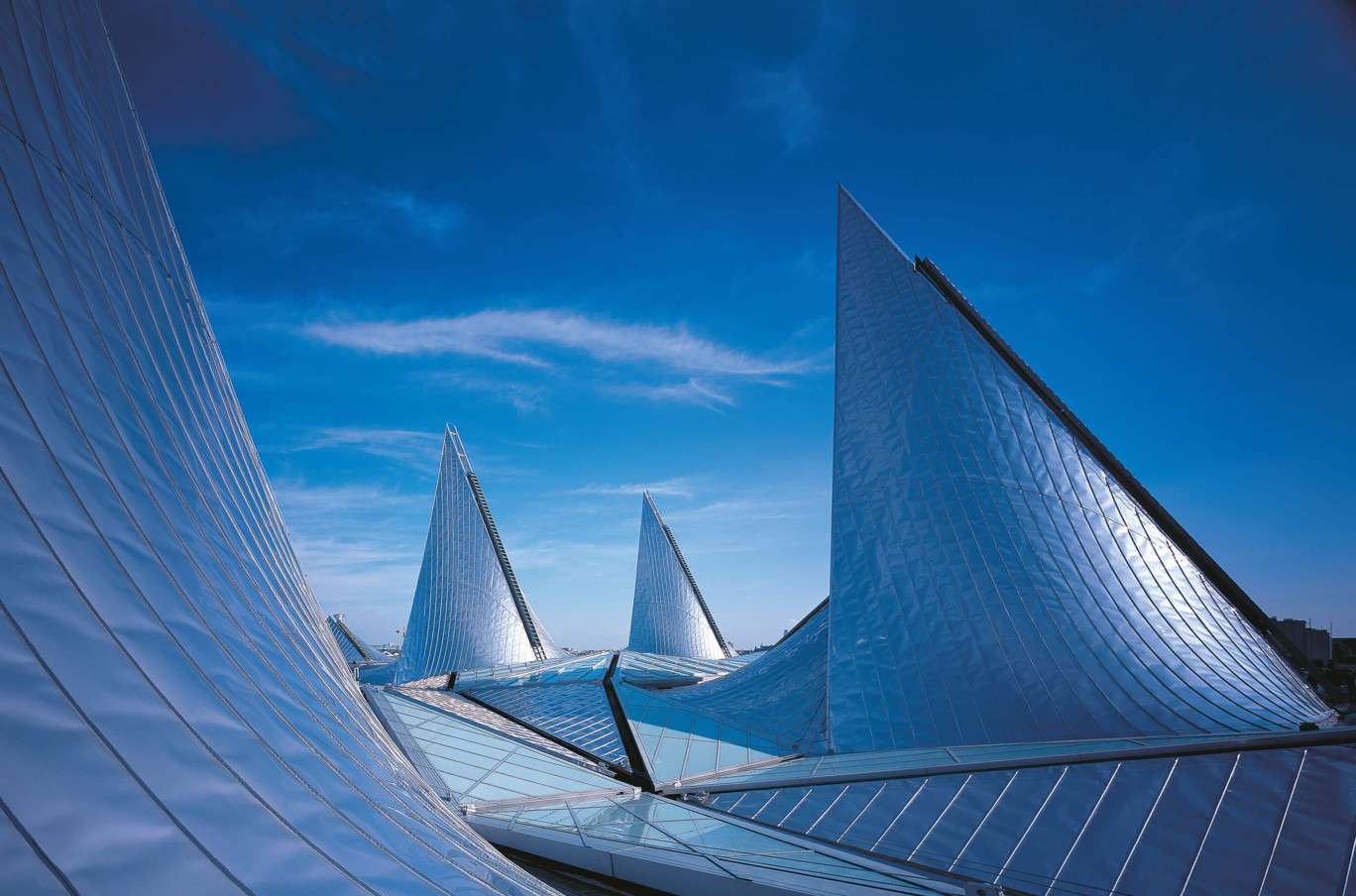 Rigard Rogers se po celý život zajímal o konstrukčně inovativní řešení, které se uplatňuje také v případě Soudního dvora v Antverpách (1998-2005).