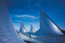 Rigard Rogers se po celý život zajímal o konstrukčně inovativní řešení, které se uplatňuje také v případě Soudního dvora v Antverpách (1998-2005).