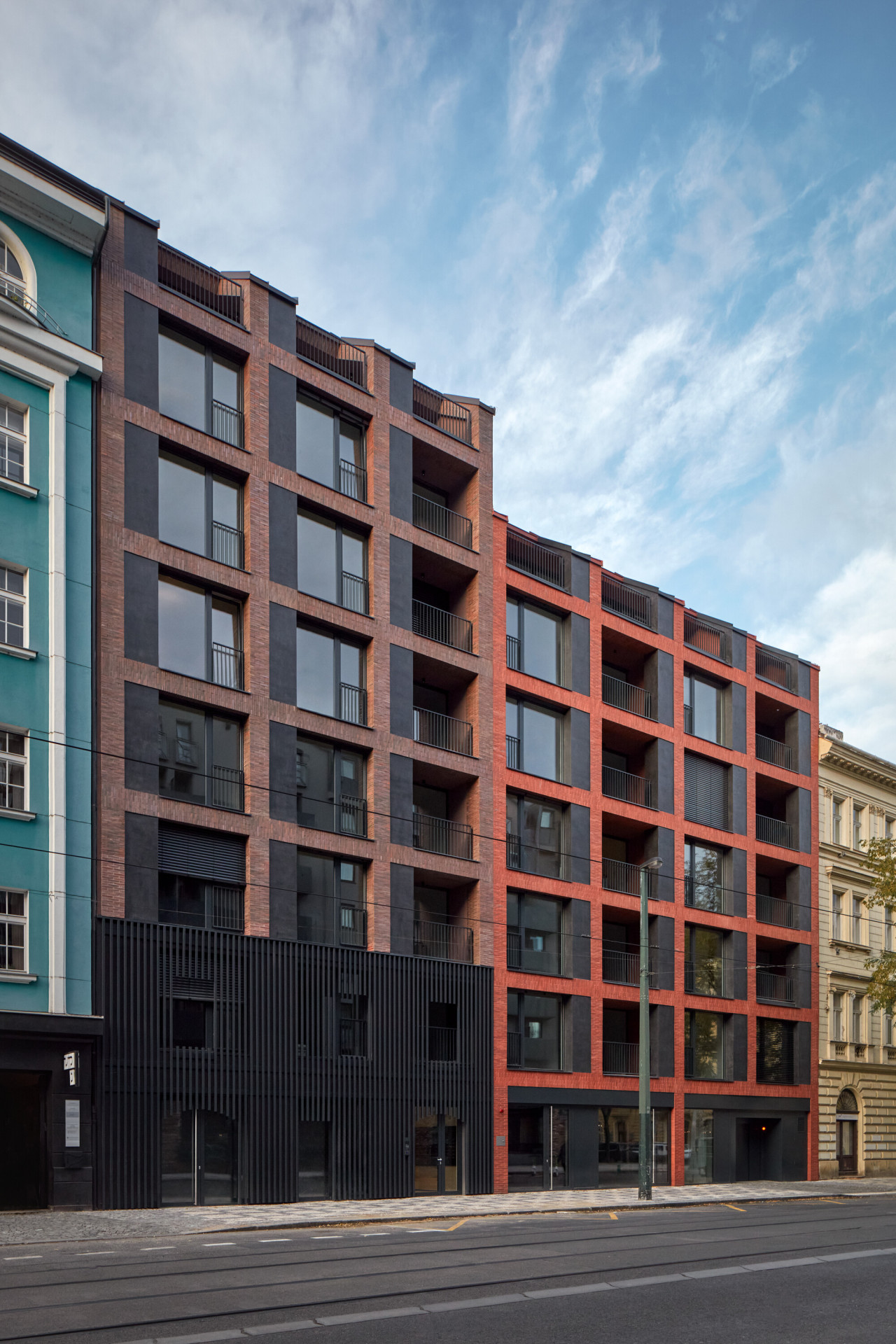 Bytový dům je rozdělen na dvě části, dva domy. (Bytový dům Iconik, studio Edit!)