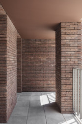 Studio AVENIER CORNEJO architectes navrhlo na břehu kanálu na předměstí Paříže obytný soubor třech domů s různým odstínem lícových cihel