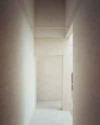 Španělské studio Ateinza Maure Arquitectos zrekonstruovalo starou stavbu ve Španělsku. Kamenný objekt nově slouží jako prázdninový dům