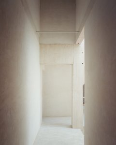 Španělské studio Ateinza Maure Arquitectos zrekonstruovalo starou stavbu ve Španělsku. Kamenný objekt nově slouží jako prázdninový dům