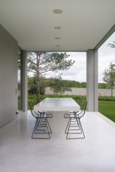 Venkovní jídelna a společenská část zahrady. (Vila za Prahou, Nacházel architekti)