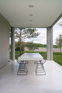 Venkovní jídelna a společenská část zahrady. (Vila za Prahou, Nacházel architekti)