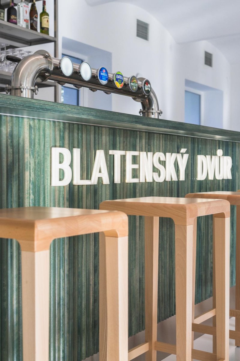 Detail dřevěného obložení baru. (Interiér restaurace Blatenský dvůr, Dominik Cvrček)