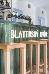 Detail dřevěného obložení baru. (Interiér restaurace Blatenský dvůr, Dominik Cvrček)