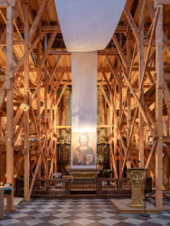 Kostel nabízí také prostor pro zkidnění. (Peer Collective a Kateřina Šedá, Festival vánočních zlozvyků)