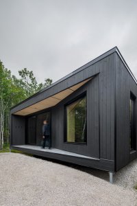 Prefabrikované chatky od studia Bourgeois / Lechasseur architects nedaleko kanadské lyžařské oblasti Le Massif de Petite-Rivière-St-François v lese u Charlevoix