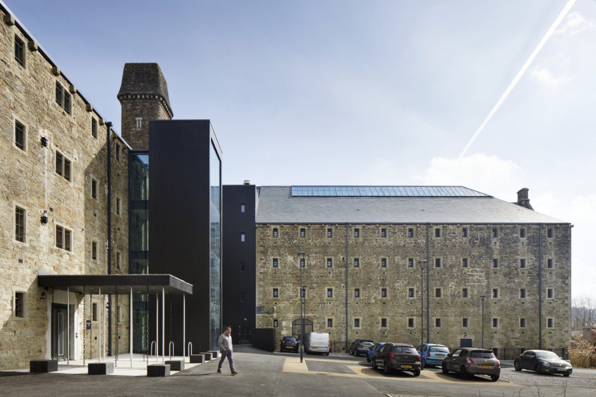 Věznice proměněná v hotel v Cornwallu od studia Twelve Architects
