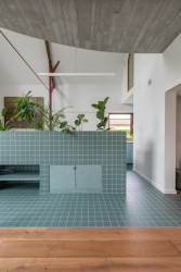 Přízemí rozděluje překvapivý prvek – na míru navržený veliký květináč.