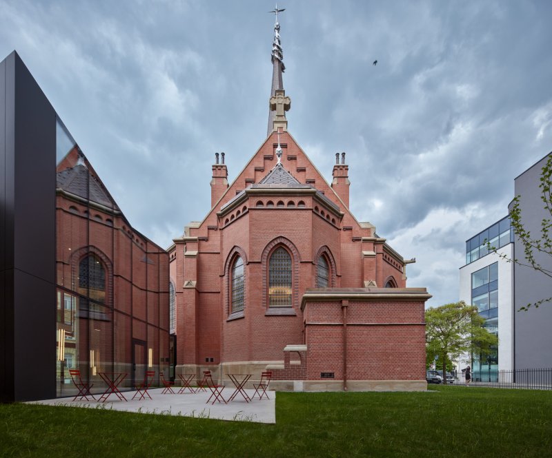 Obnova Červeného kostela, atelier-r: Půdorysná stopa nové části vychází z půdorysného členění kostela