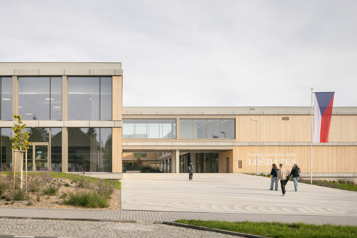 Škola LOŠBATES brzy zahájí svůj druhý školní rok. (Nová škola LOŠBATES; SOA architekti)