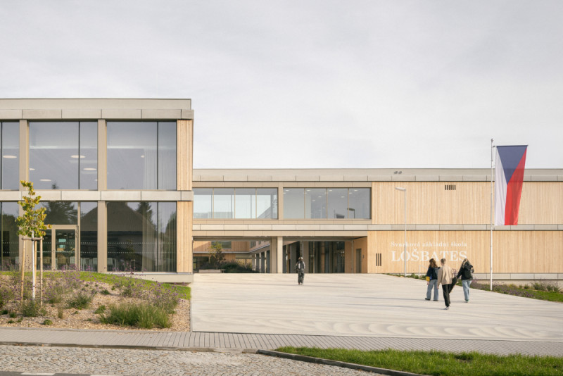 Škola LOŠBATES brzy zahájí svůj druhý školní rok. (Nová škola LOŠBATES; SOA architekti)
