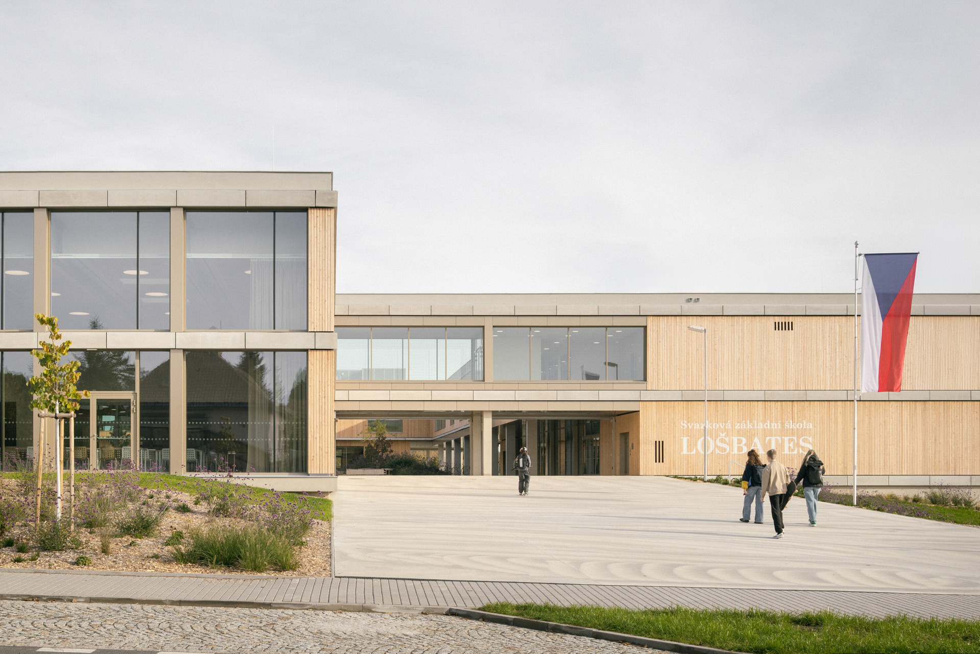 Škola LOŠBATES brzy zahájí svůj druhý školní rok. (Nová škola LOŠBATES; SOA architekti)