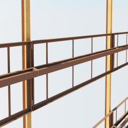 Vizualizace - konstrukční řešení fasády - pohled z vnitřní strany: montáž ztužujících fasádních rámů z uzavřených ocelových profilů opatřených antikorozním nátěrem