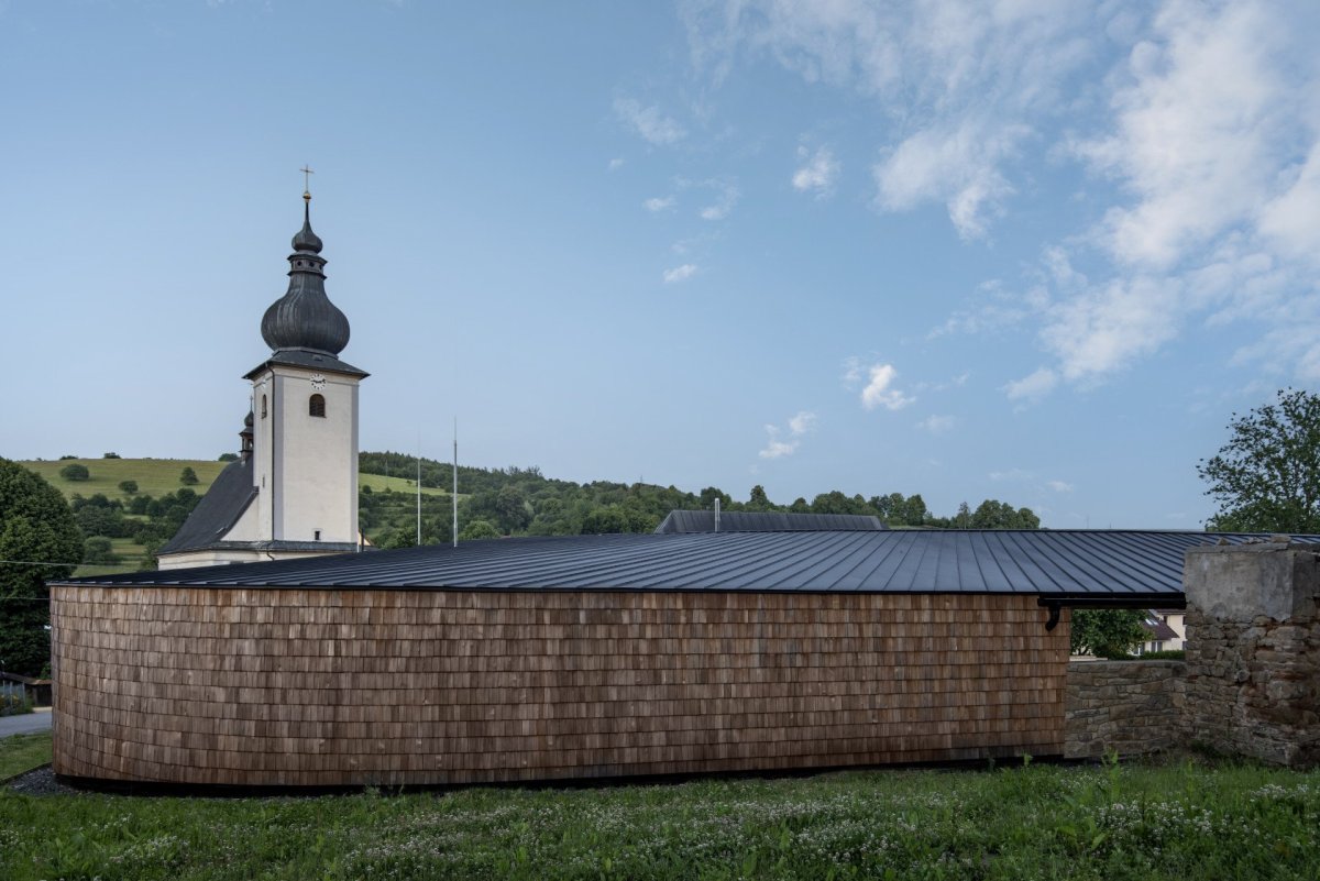 Společenský sál farního centra v Lidečku od studia AEIOU