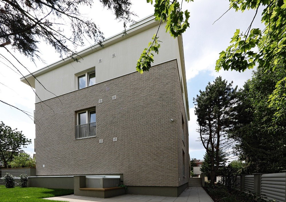 „Investor si přál dům, který by zapadl a co nejvíce se přizpůsobil okolní zástavbě. Odmítl maximalistickou variantu, kterou dovolovaly regulativy stabilizovaného území, protože se příliš tyčila nad okolí,“ říkají autoři stavby. (Bytový dům s nájemními byty na Barrandově, maak, M.A.Tomáš)