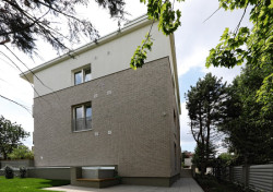 „Investor si přál dům, který by zapadl a co nejvíce se přizpůsobil okolní zástavbě. Odmítl maximalistickou variantu, kterou dovolovaly regulativy stabilizovaného území, protože se příliš tyčila nad okolí,“ říkají autoři stavby. (Bytový dům s nájemními byty na Barrandově, maak, M.A.Tomáš)