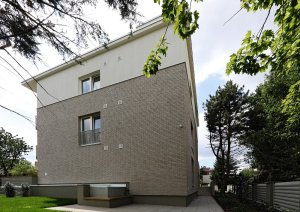 „Investor si přál dům, který by zapadl a co nejvíce se přizpůsobil okolní zástavbě. Odmítl maximalistickou variantu, kterou dovolovaly regulativy stabilizovaného území, protože se příliš tyčila nad okolí,“ říkají autoři stavby. (Bytový dům s nájemními byty na Barrandově, maak, M.A.Tomáš)