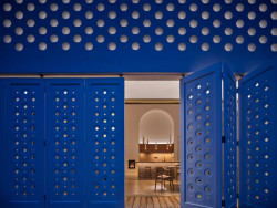 V noci stavba září do krajiny. (Dům Oskar, Jan Žaloudek)