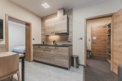 Studio Gebas realizovalo v Peci pod Sněžkou Hotel Zelený potok zahalený do dřeva.