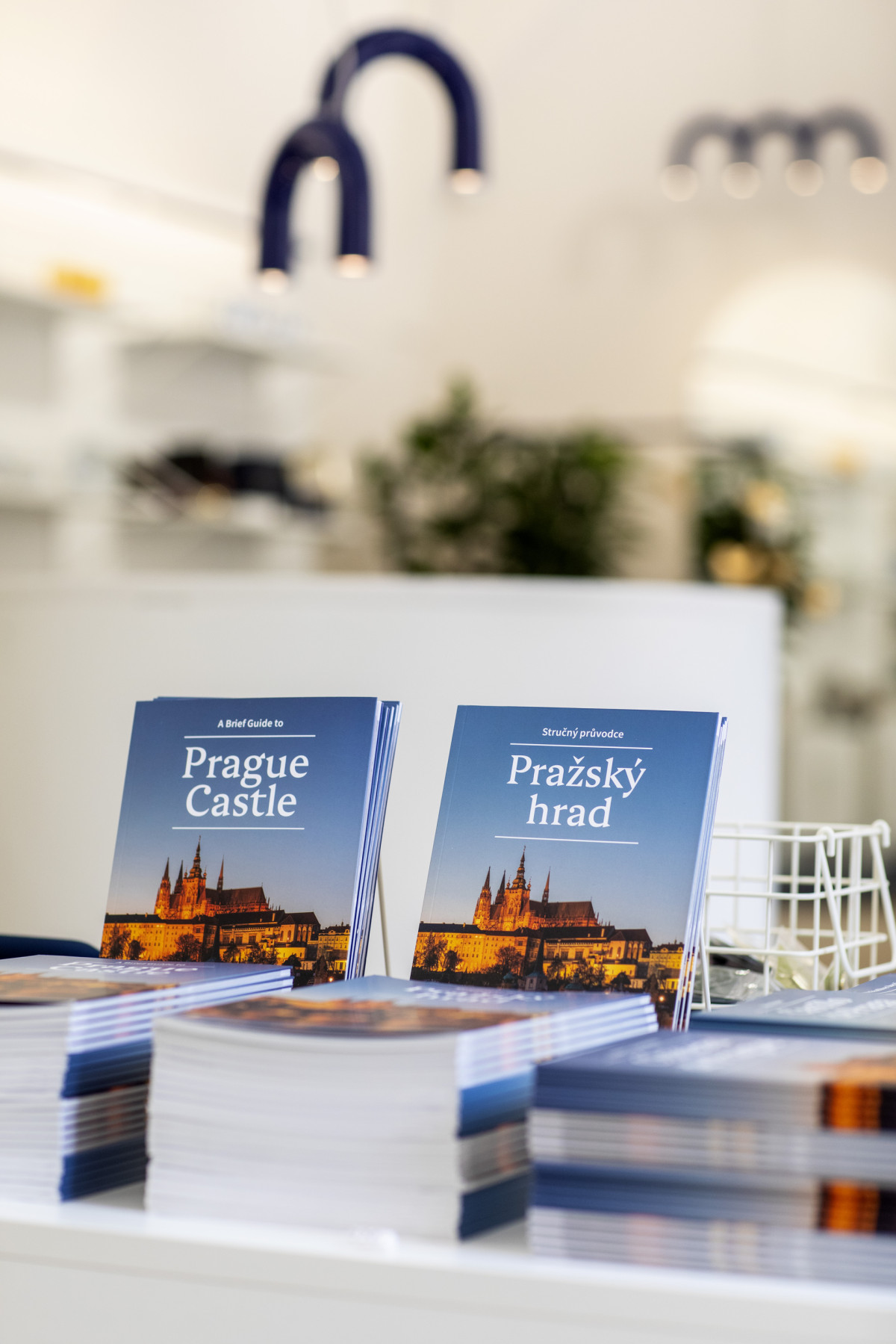 Na Pražském hradě se letos otevřel nový Design Shop podle návrhu designéra Miroslava Nachlingera. (Design Shop Pražského hradu; Miroslav Nachlinger)