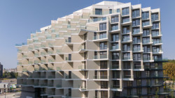 Administrativně-rezidenční komplex Hagibor roste na zanedbaném brownfieldu.